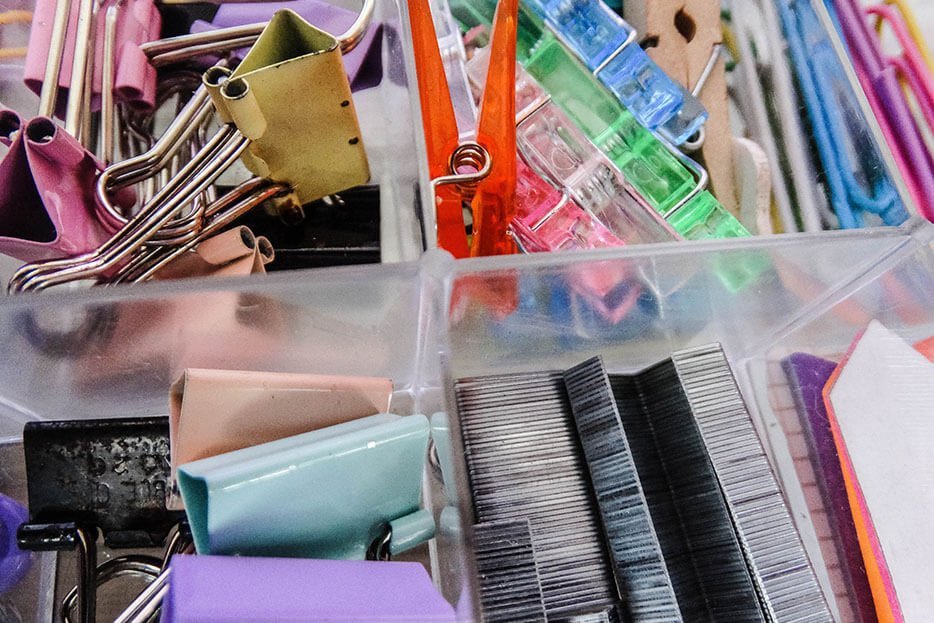 Organiza tu oficina con cajas de plastico