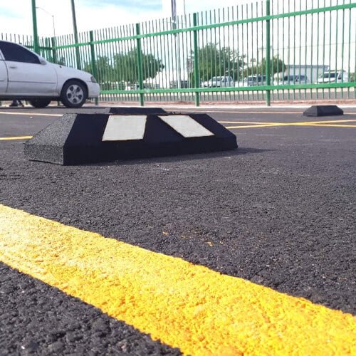 tope de estacionamiento blanco