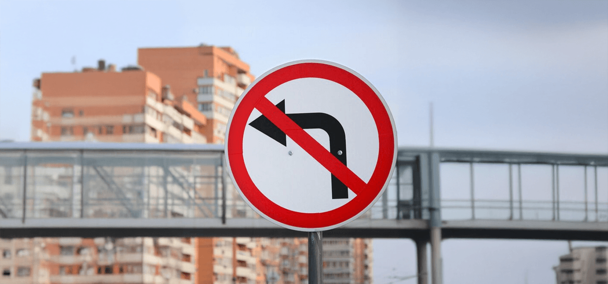 Señalamiento en las calles, vuelta prohibida 