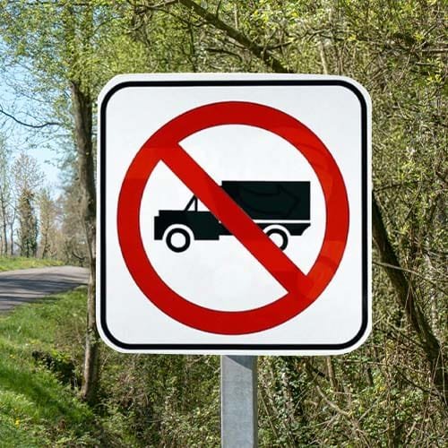 SR 32 Señal Restrictiva Prohibida la Circulación de Vehículos de Carga 61x61 Reflejante Grado Ingeniería 3