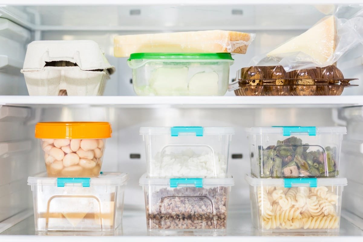 refrigerador con tuppers