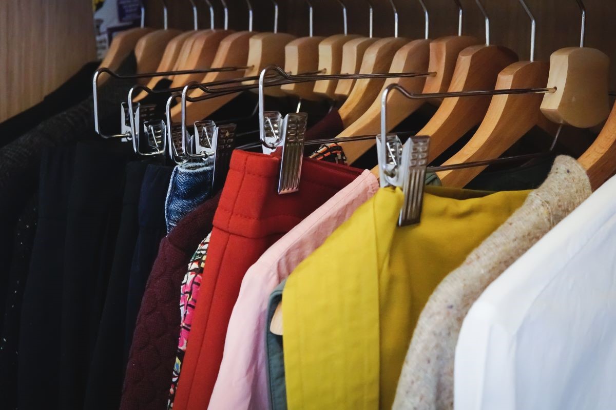como organizar mucha ropa en poco espacio
