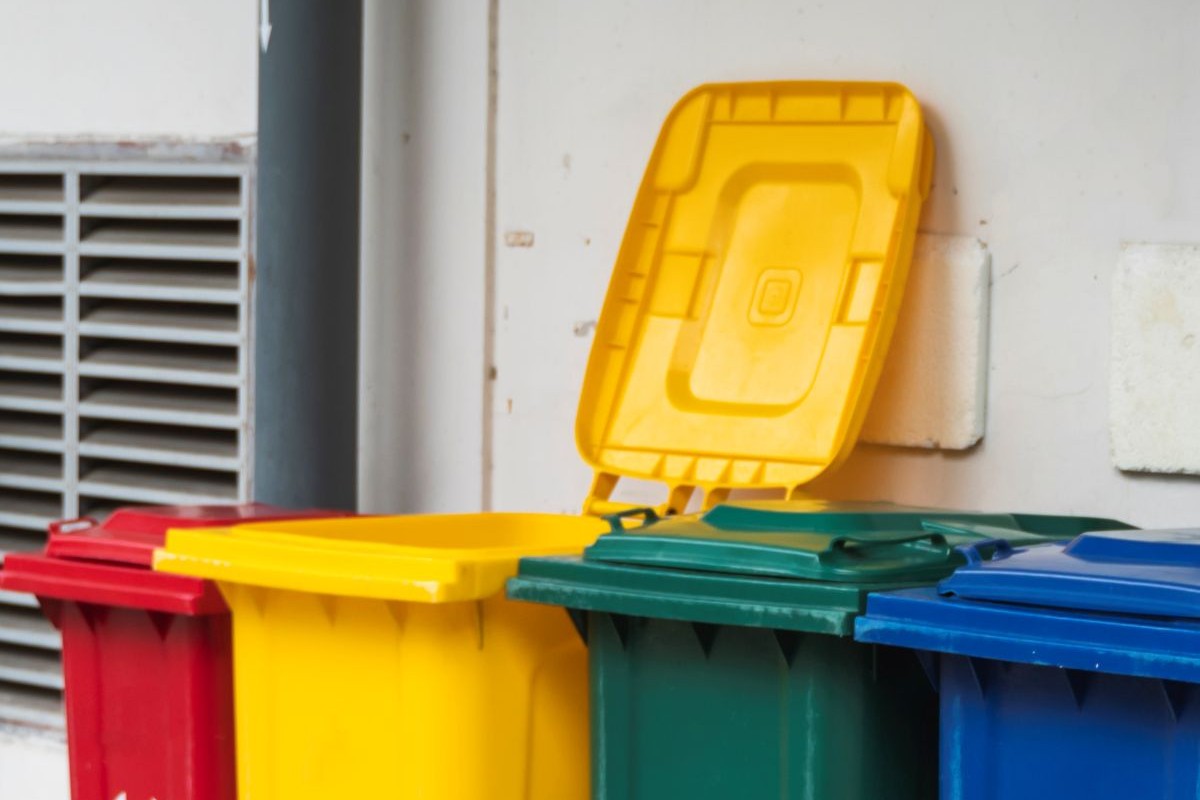 botes de basura de reciclaje